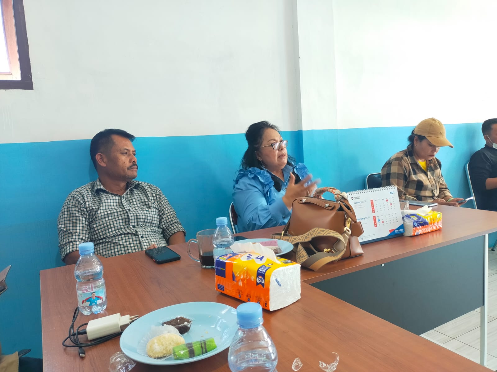 JELASKAN: Pemilik SPPG Sidikalang 3,  Delphi Masdiana Ujung dan perwakilan Yayasan Vidia Wira Satia, Pana Akbar Simatupang memberikan penjelasan, Jumat (27/2/2026). (Dok: Rudy Sitanggang/Sumut Pos)
