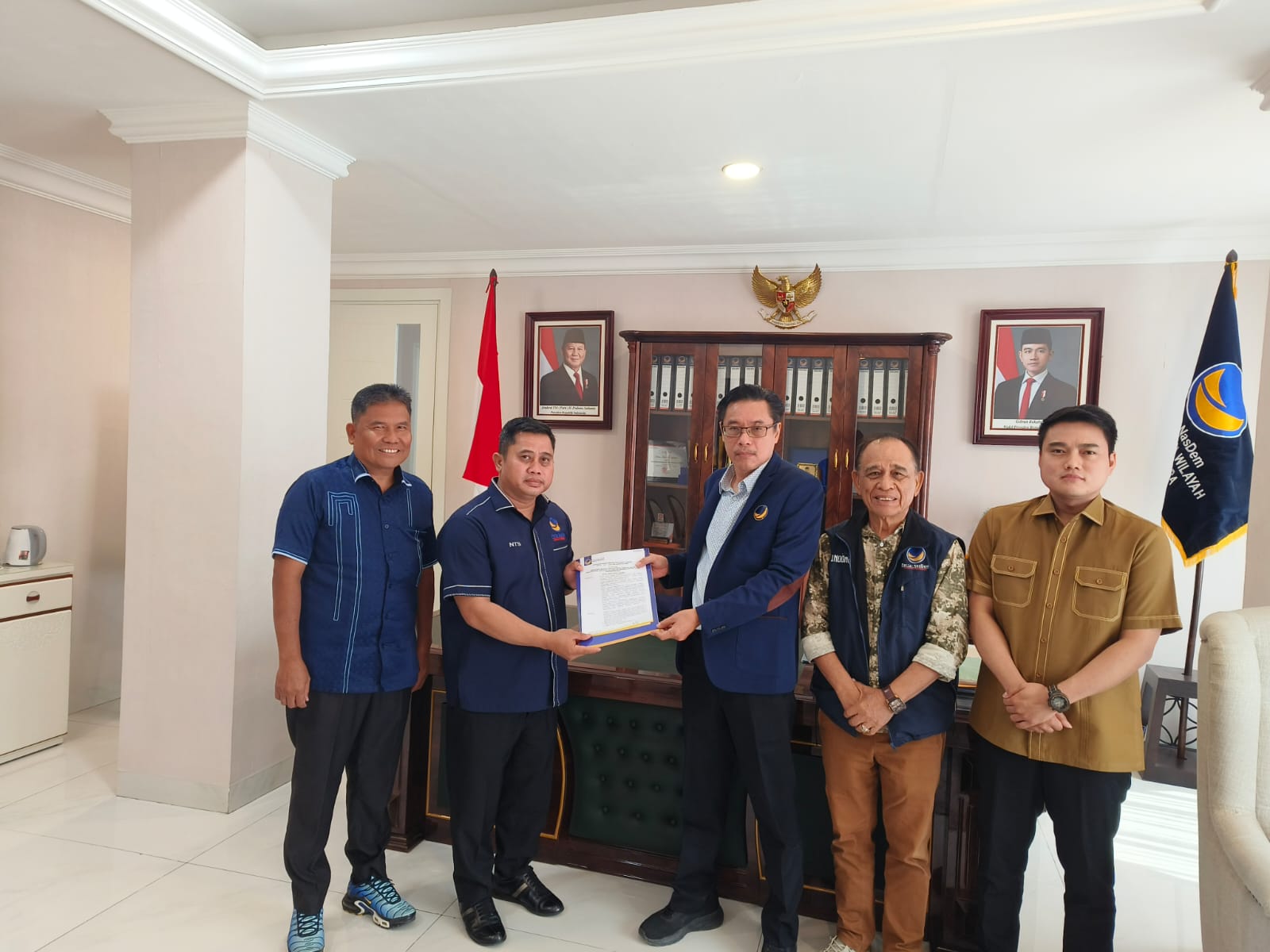 SK: Ketua DPW Partai Nasdem Sumut, Iskandar menyerahkan SK penunjukan sebagai Ketua DPD Nasdem Deliserdang kepada Nusantara Tarigan di kantor DPW Nasdem Sumut. (Dok: istimewa)