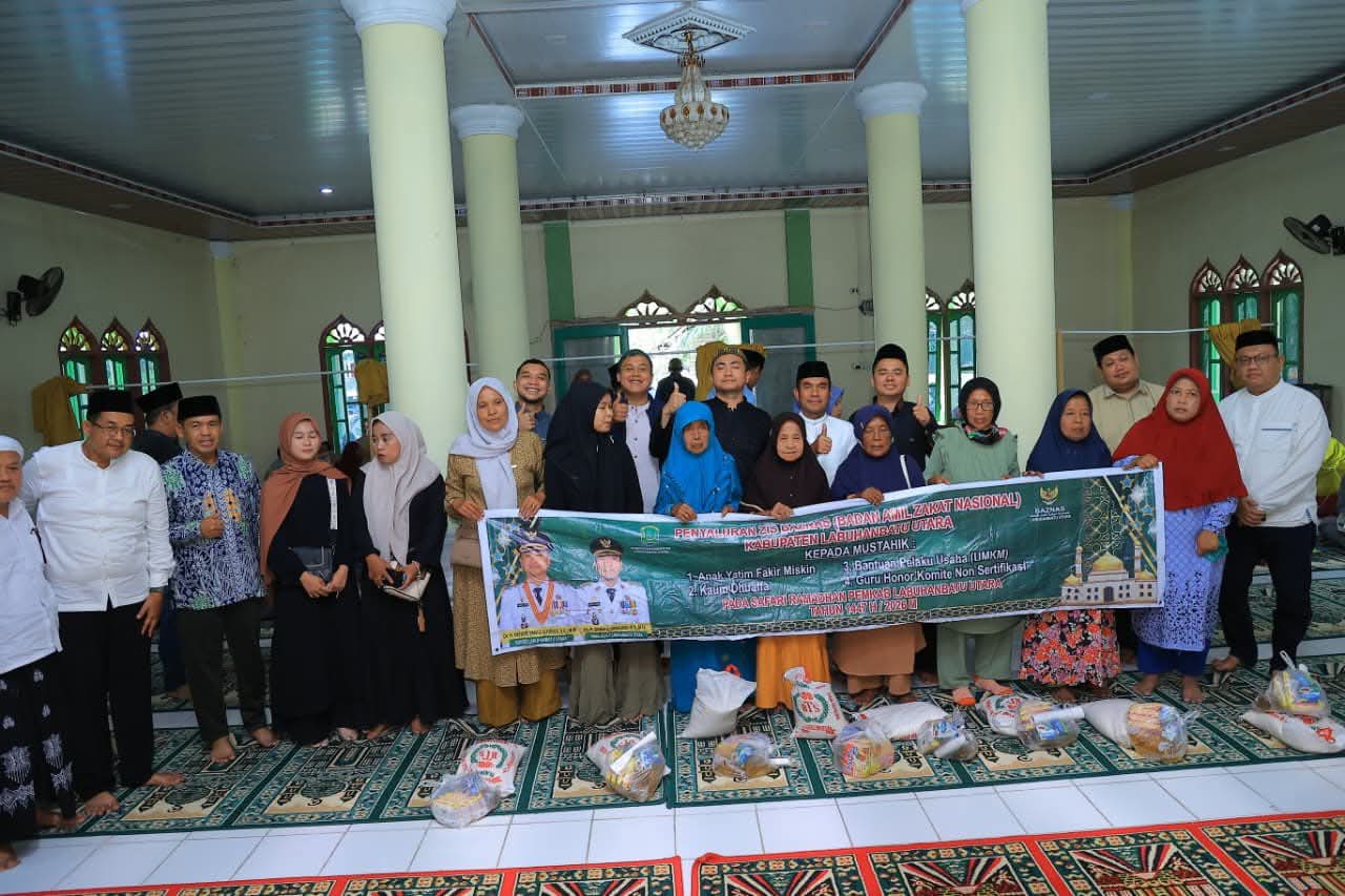 BERSAMA: Bupati Labura bersama warga saat Safari Ramadhan Pemkab Labura. (Dok: istimewa)