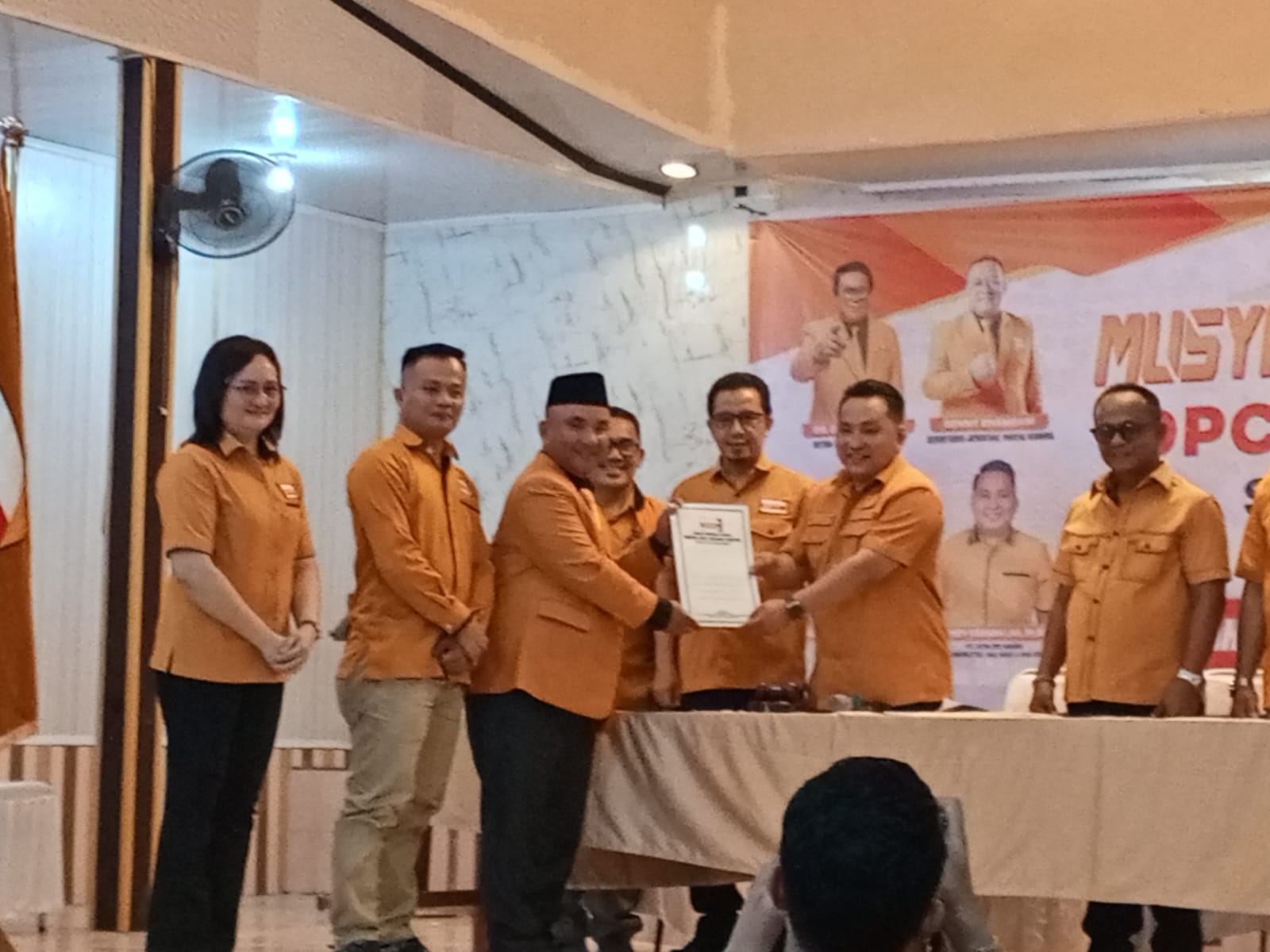 SK: Penyerahan SK Penetapan Ketua DPC Partai Hanura Kabupaten Nias Barat terpilih. (Dok: istimewa) 