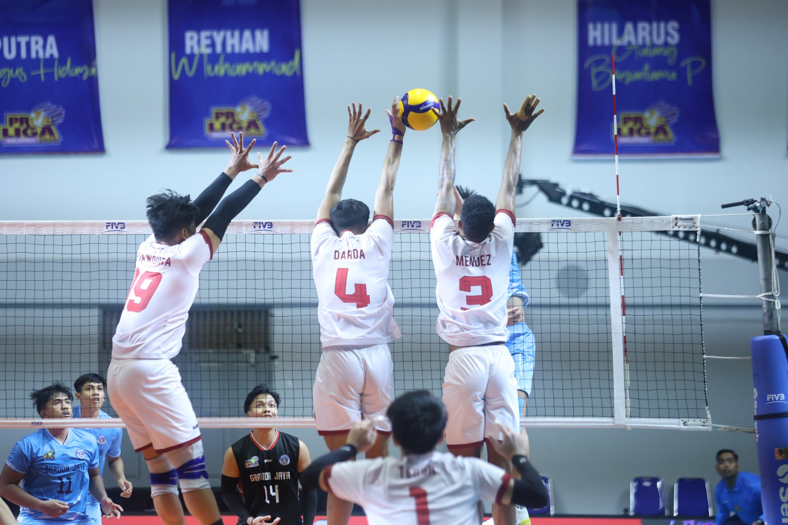BLOK: Pemain Tirta Bhagasasi saat memblok bola dari pemain Garuda Jaya pada babak penutup reguler Proliga 2026. (Dok: Proliga)