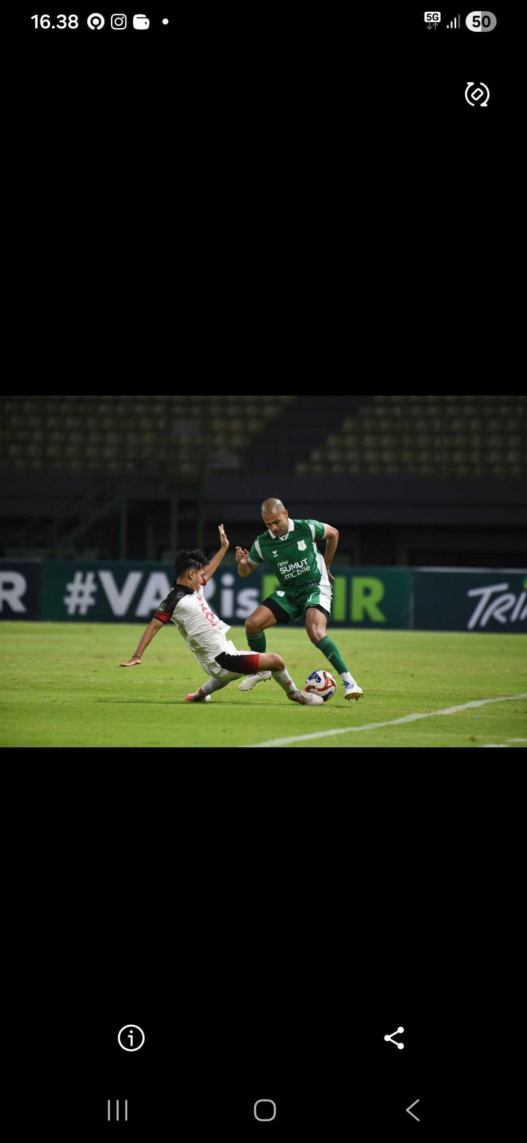 DiHADANG: Clayton Da Silva dihadang pemain Bekasi City. (Dok: PSMS)  