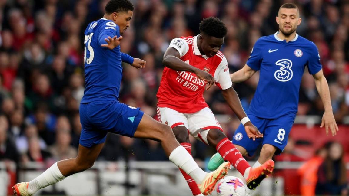 Dua pemain Chelsea mencoba merebut bola dari pemain Arsenal pada laga sebelumnya. (bbc sport)