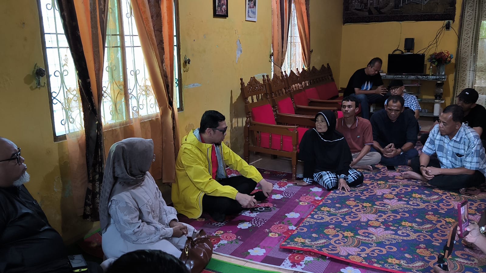   Anggota DPR RI, Ahmad Doli Kurnia (dua dari kiri) saat berkomunikasi dengan Badriah (tiga dari kiri) di rumahnya, Jalan Tengku Umar, Kelurahan Nangka, Binjai Utara. (Teddy Akbari/Sumut Pos)