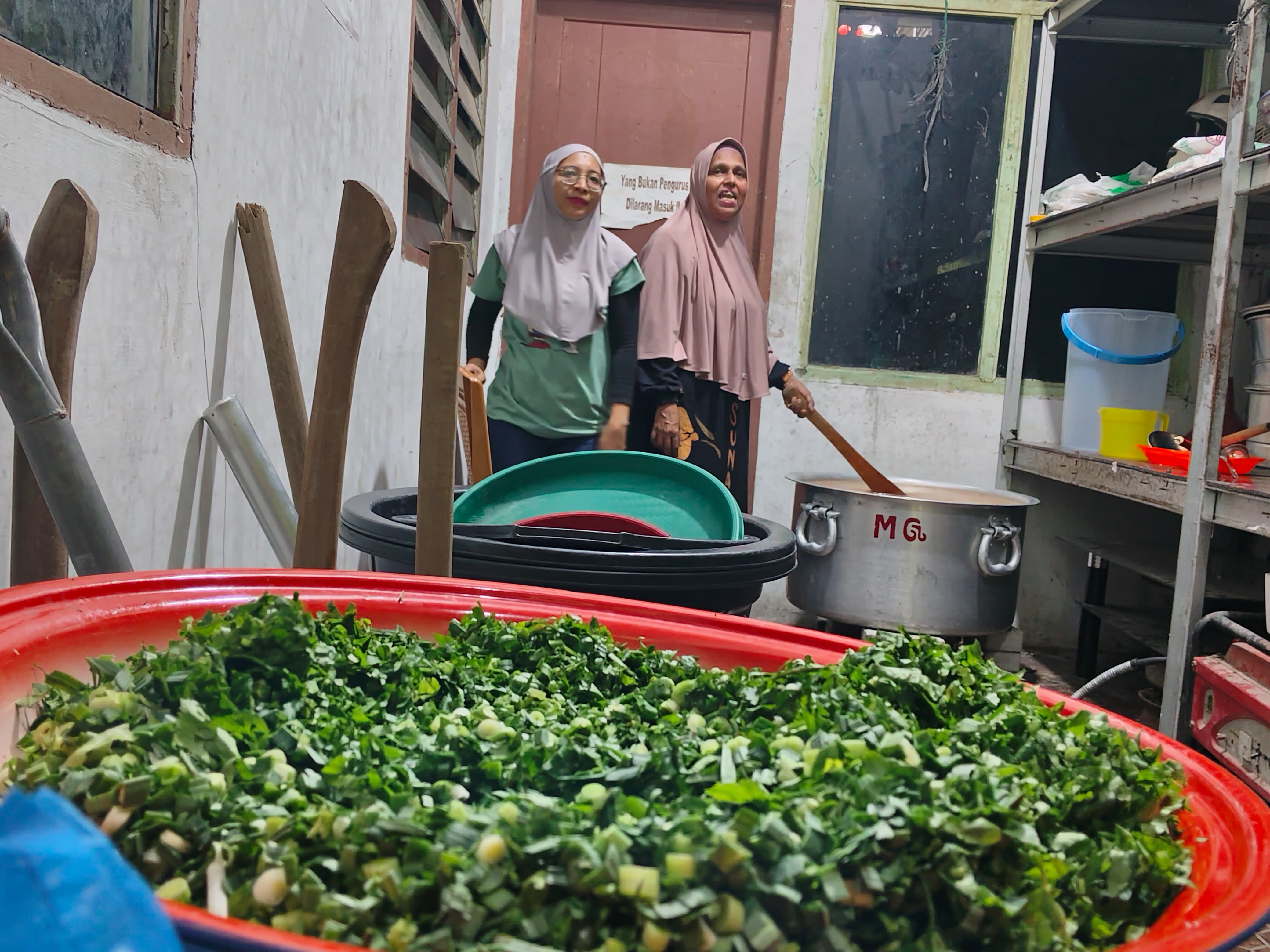 Proses pembuatan bubur sop khas India Selatan Masjid Jamik, yang terus dilestarikan setiap bulan Ramadan, Sabtu (28/2/2026).(GUSMAN/SUMUT POS)