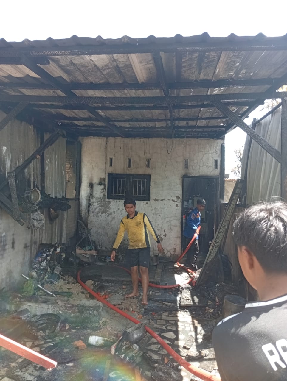  Rumah warga di Desa Tanjung Beringin, Kecamatan Sumbul, Dairi terbakar, Minggu (1/3/2026). (istimewa/Sumut Pos.)