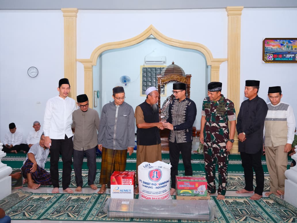 Bupati Labuhanbatu Selatan, Fery Sahputra Simatupang, bersama unsur Forkopimda safari ramadan di desa Sisumut. (ISTIMEWA/SUMUT POS)
