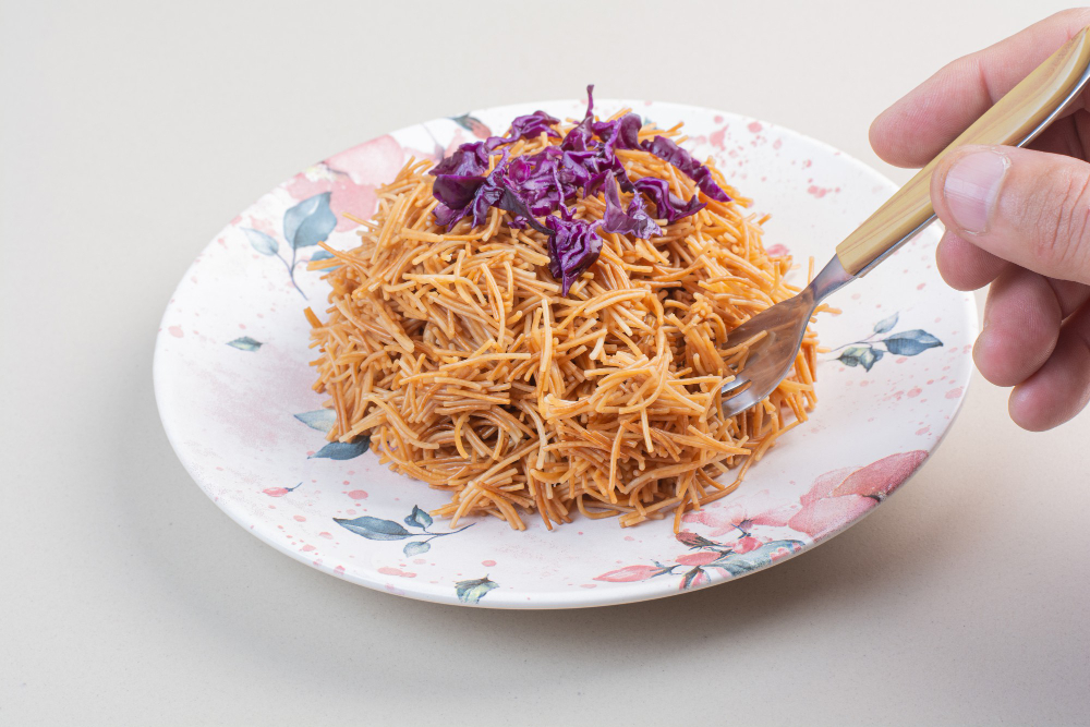 Mie instan berbahan dasar kulit singkong dan daun kelor. (Freepik.com)
