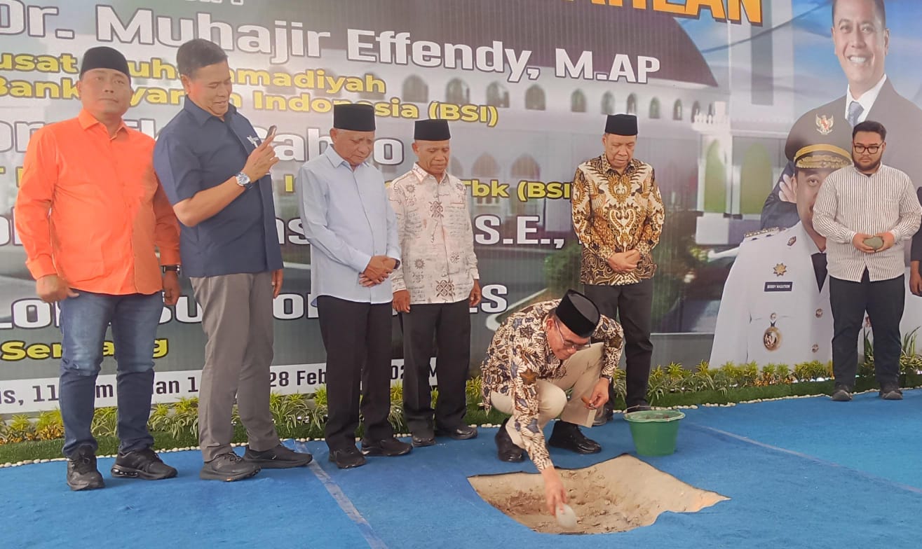 Direktur Utama PT Bank Syariah Indonesia Tbk Anggoro Eko Cahyo (2 kiri) mendokumentasikan peletakan batu pertama pembangunan Masjid KH Ahmad Dahlan oleh Prof. Dr. Muhadjir Effendy, M.AP. 