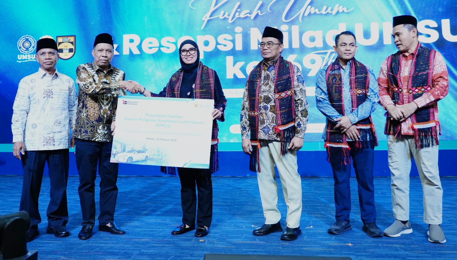 SPKLU: Arsyadany Ghana Akmala Puti, ST., M.M (3 kiri) secara simbolis menyerahkan Stasiun Pengisian Kendaraan Listrik Umum kepada rektor UMSU. (Istimewa/Sumut Pos) 
