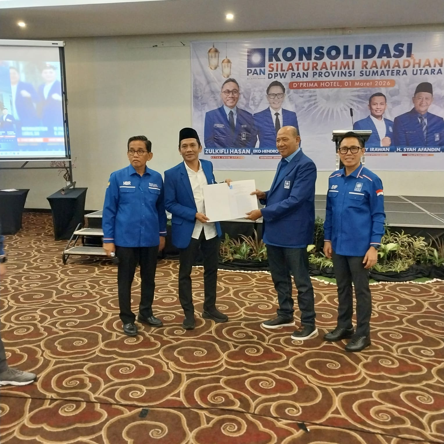 Ketua PAN Sumut Syah Afandin disaksikan sekjen PAN Eko Hendro Purnomo saat menyerahkan SK kepengurusan DPD PAN Deliserdang yang diterima oleh Bayu Sumantri Agung sebagai Ketua DPD PAN Deliserdang.