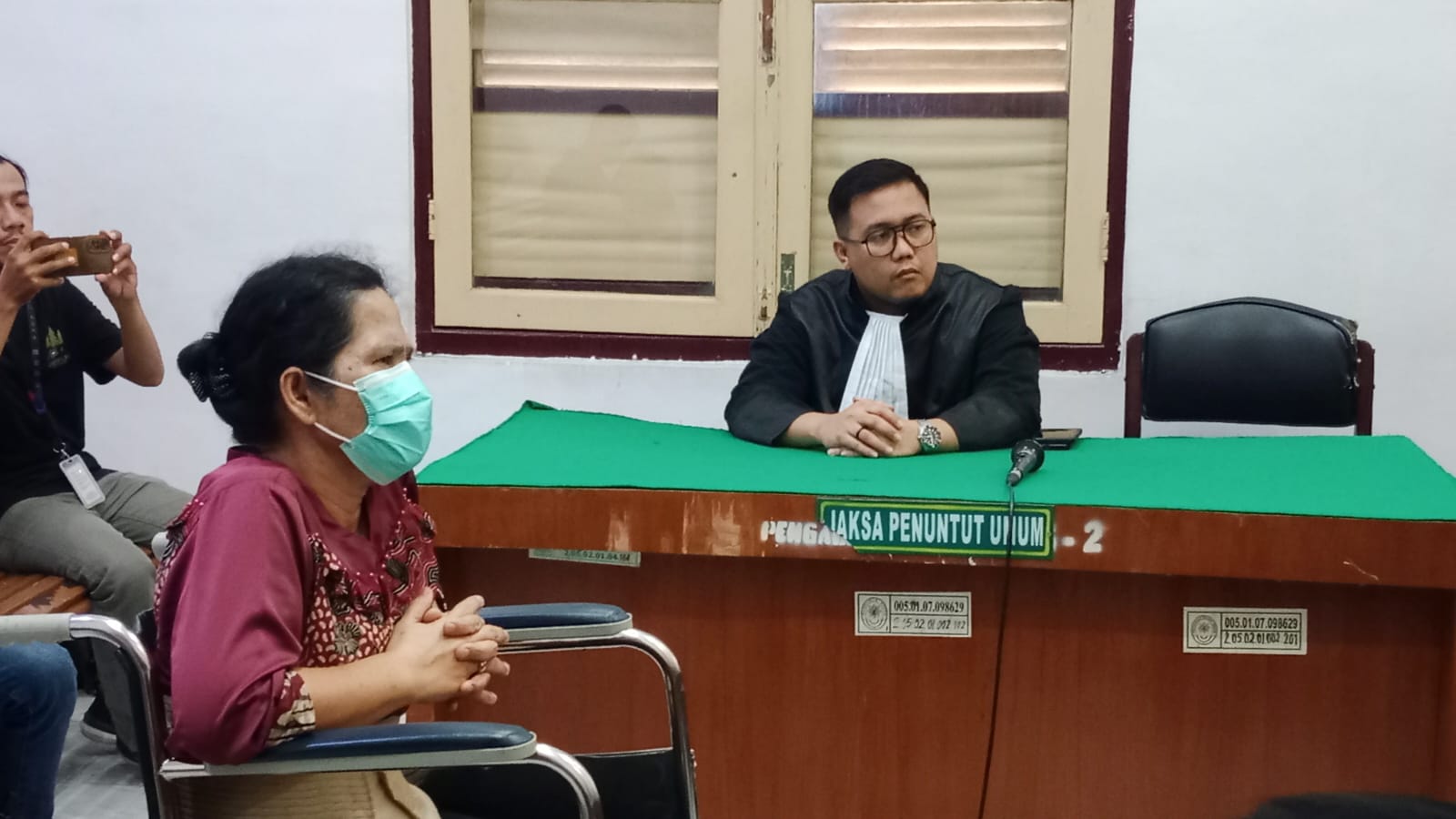 Kepala UPT Puskesmas Parsoburan, Toba, Ria Agustina Hutabarat, saat menjalani sidang di Pengadilan Tipikor Medan. (Ist)