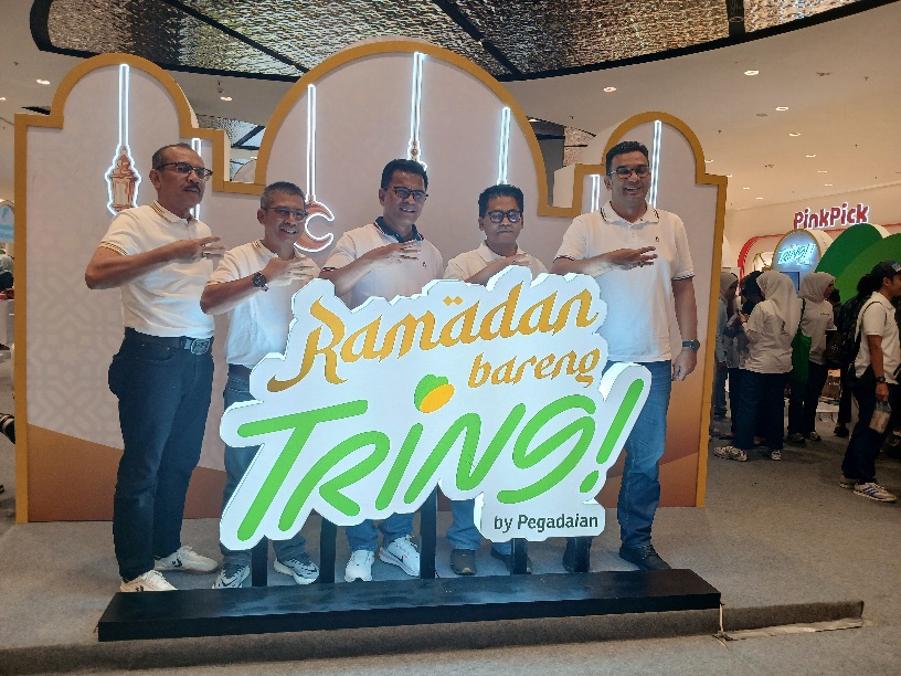 BERSAMA: Manajemen PT Pegadaian Kanwil 1 Medan berfoto bersama pada acara Ramadan Bareng Tring Pegadaian di Medan, Minggu (1/3/2026). (Dok: Juli Ramadhani Rambe/Sumut Pos)