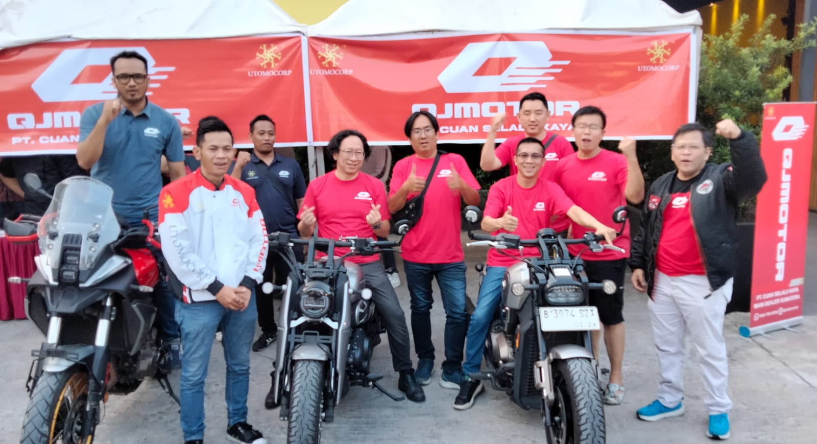 GM UTOMOCORP, Iwan Prasetya Rusli (kanan) dan Supervisor Marketing UTOMOCORP, Rizki Ahmad Sonaji (dua kiri) bersama komunitas motor di Qjourney In Sumatera, Minggu (1/3/2026).