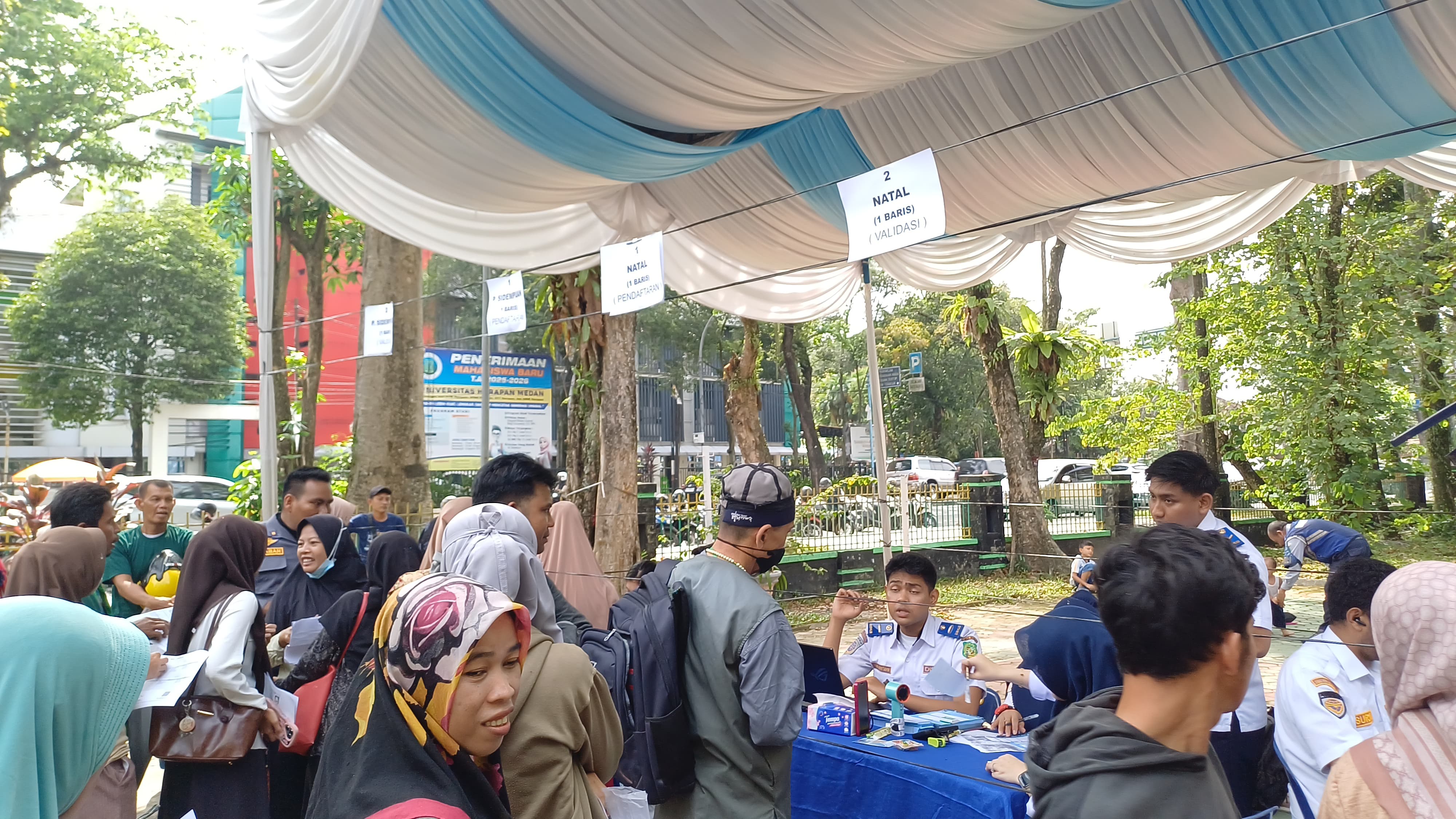 HABIS: Antrean panjang tampak di sejumlah loket pendaftaran Mudik Gratis Pemko Medan 2026 di Taman Ahmad Yani, Kota Medan, Senin (2/3/2026). (Dok: Markus Pasaribu/Sumut Pos) 