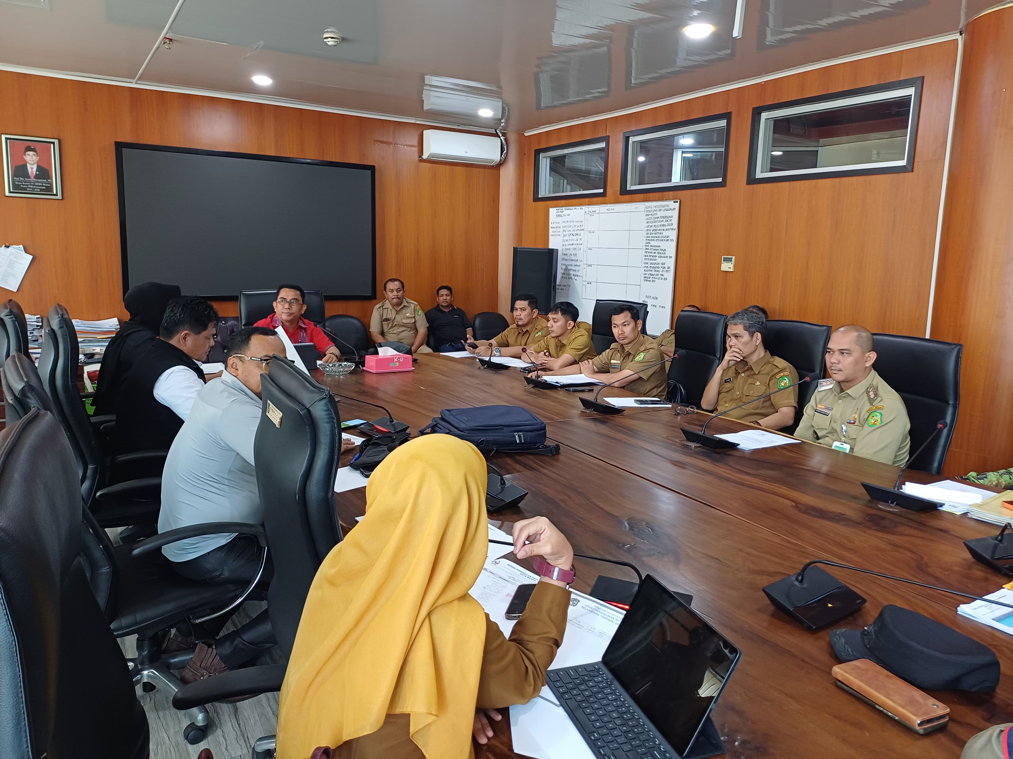 PADEL: Komisi IV DPRD Kota Medan menggelar RDP dengan perangkat Pemko Medan terkait banyaknya Lapangan Padel tak punya PBG di Kota Medan, Senin (2/3/2026). (Dok: Markus Pasaribu/Sumut Pos)  