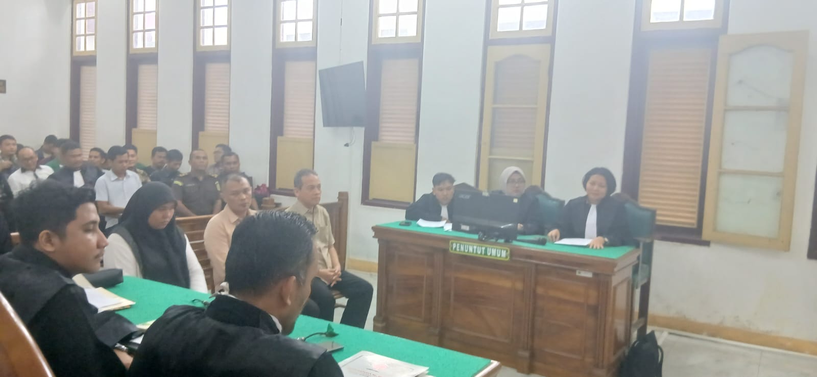 DAKWAAN: Mantan Camat Medan Polonia bersama rekannya, menjalani sidang dakwaan di Pengadilan Tipikor Medan, Senin (2/3/2026). (Dok: istimewa) 