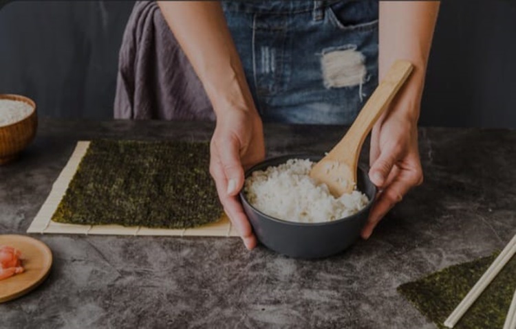 ilustrasi, nasi bisa dimasak dengan tambahan bahan lain pada air agar hasilnya lebih gurih.(freepik.com)