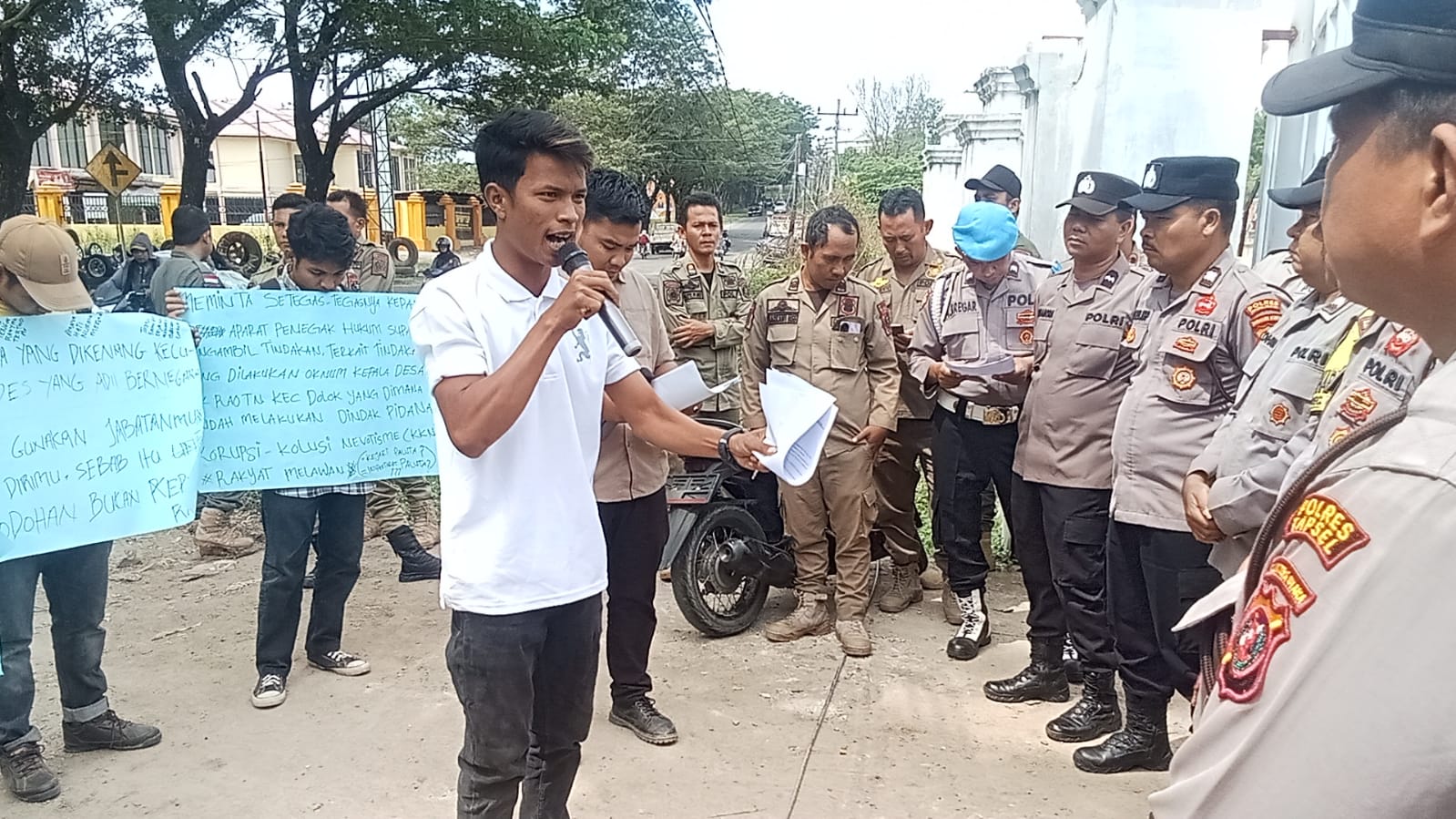 DPP-PAM-TABAGSEL mendesak aparat penegak hukum untuk segera mengusut dugaan korupsi Dana Desa di Desa Aek Rao TN, Kecamatan Dolok di Kejari Paluta. (MITRA HARAHAP/SUMUT POS)