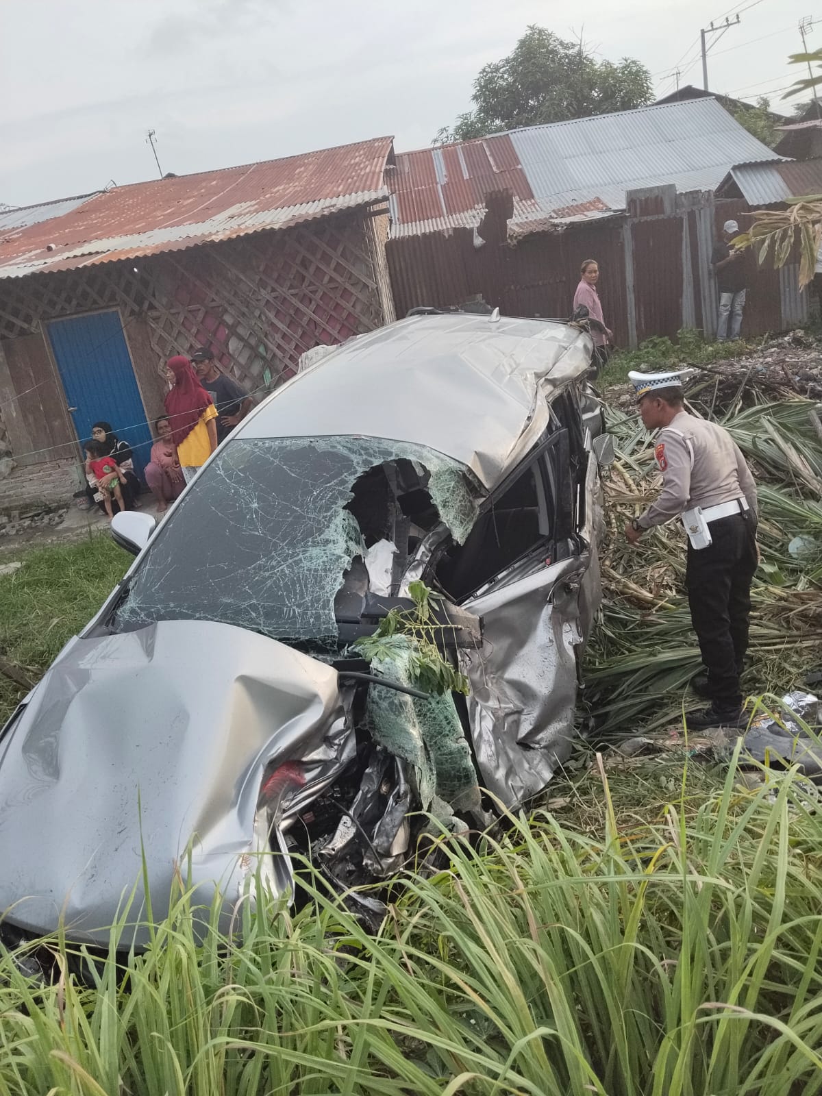 Petugas Satlantas Polres Sergai melakukan olah TKP dan mengamankan kendaraan korban yang ringsek ditabrak Kereta Api. ( ISTIMEWA/SUMUT POS )