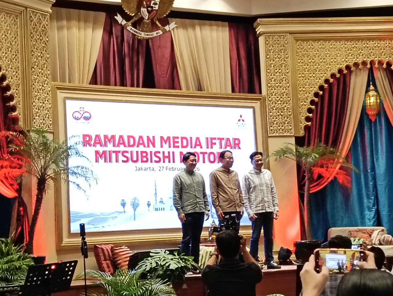 Manajemen PT MMKSI (Mitsubishi Motors Krama Yudha Sales Indonesia) dalam rangkaian kegiatan buka bersama media dan pemaparan kinerja di Jakarta, (28/02/2026). (ARI ISWANDI/SUMUT POS)