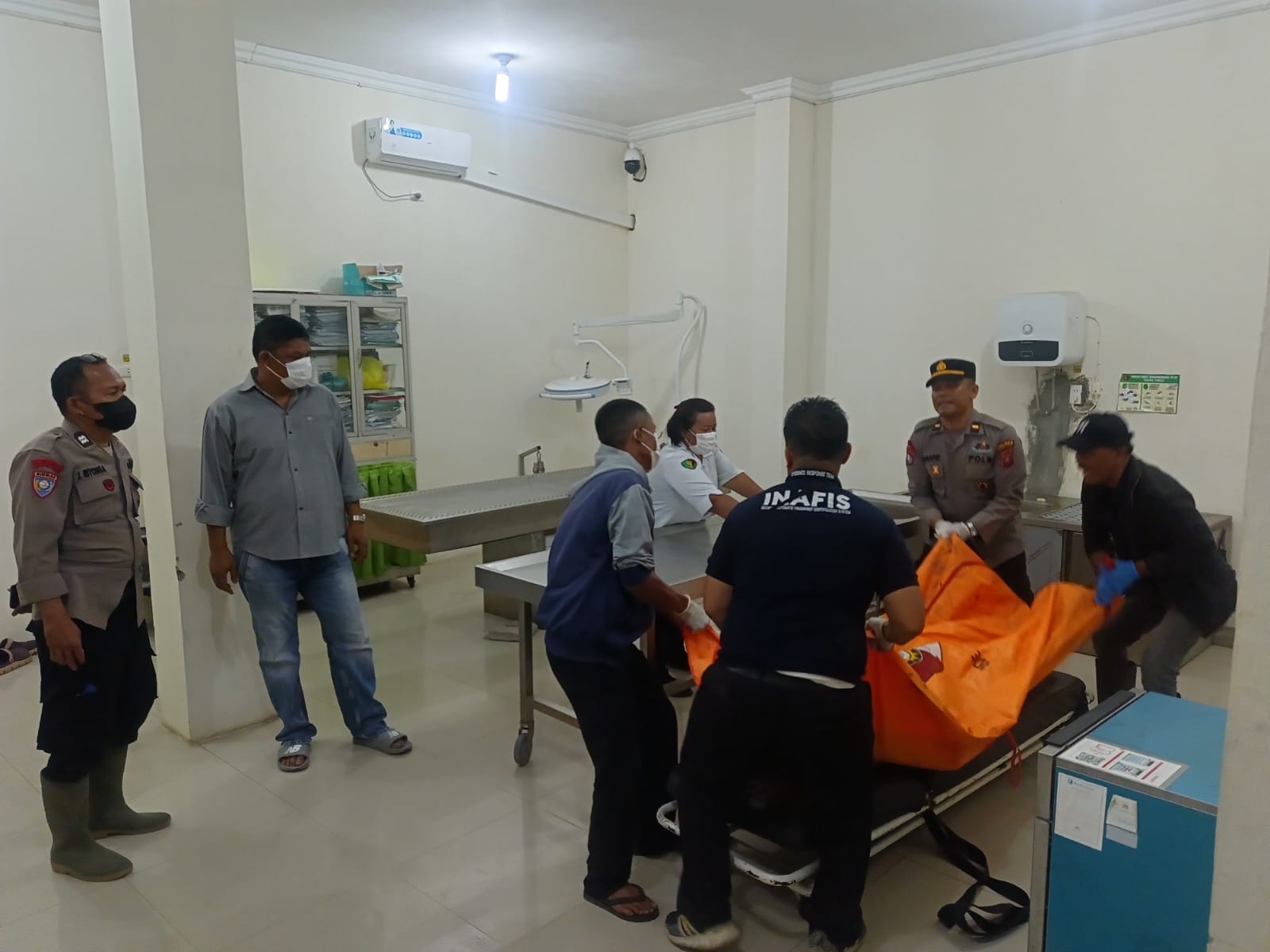 Personel Polres Tebing Tinggi mengevakuasi jenazah korban ke RS Bhayangkara Tk. III Tebing Tinggi untuk dilakukan visum,  Minggu malam (1/3/2026).(AZAN PURBA/SUMUT POS)
