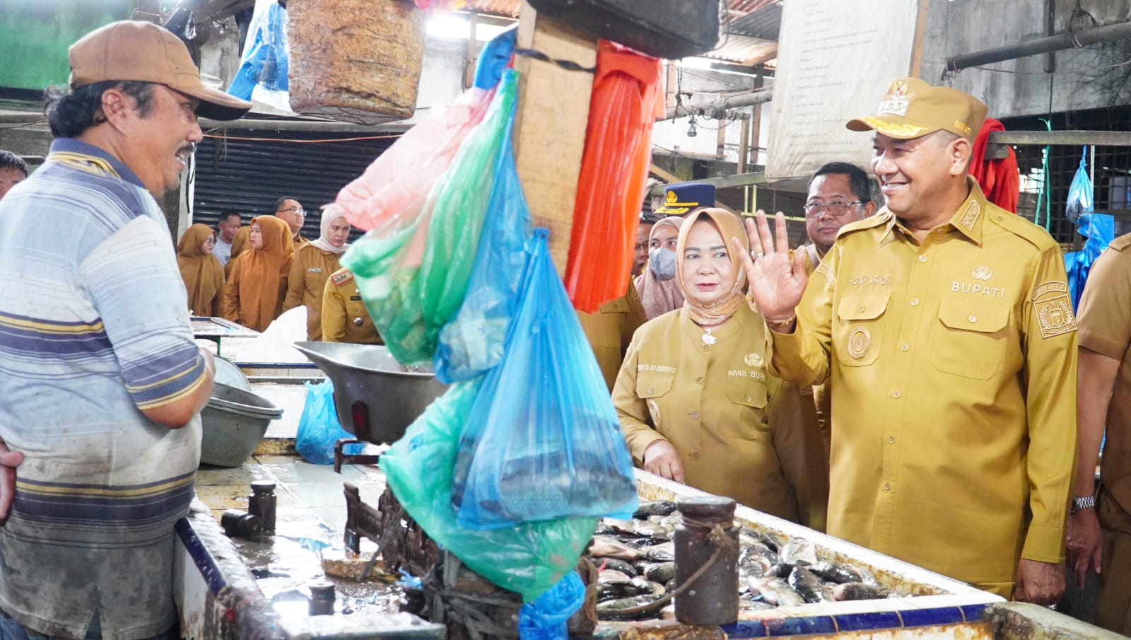  Bupati Langkat, Syah Afandin saat menyapa pedagang dalam sidang di Pasar Baru Stabat. (Diskominfo Langkat/Sumut Pos)