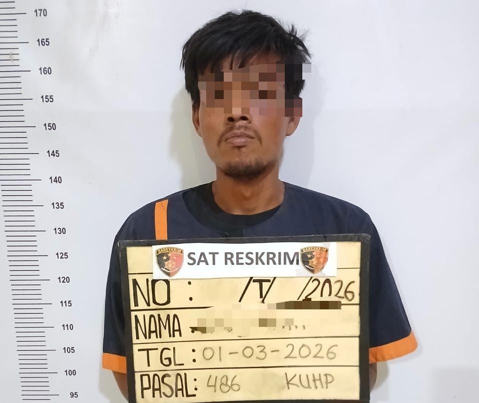 Tersangka MI terduga pelaku penggelapan telepon genggam di Rantauprapat (fajar)