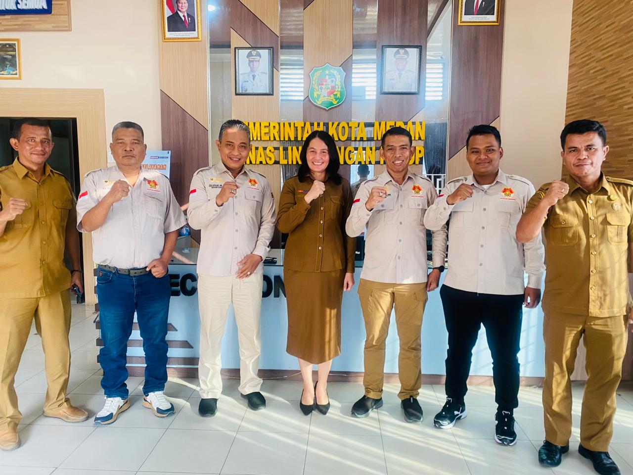 BERSAMA: Ketua MAI Medan, Suwarno saat berkunjung ke Kantor DLH Medan, Senin (2/3/2026). (Dok: istimewa)