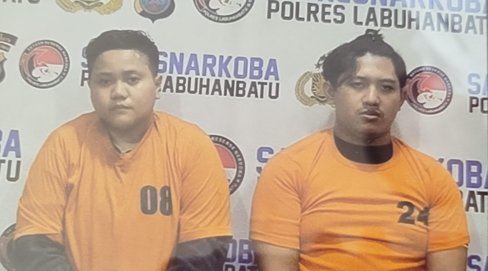 Kedua tersangka saat diamankan di Polres Labuhanbatu. (FAJAR/SUMUT POS)
