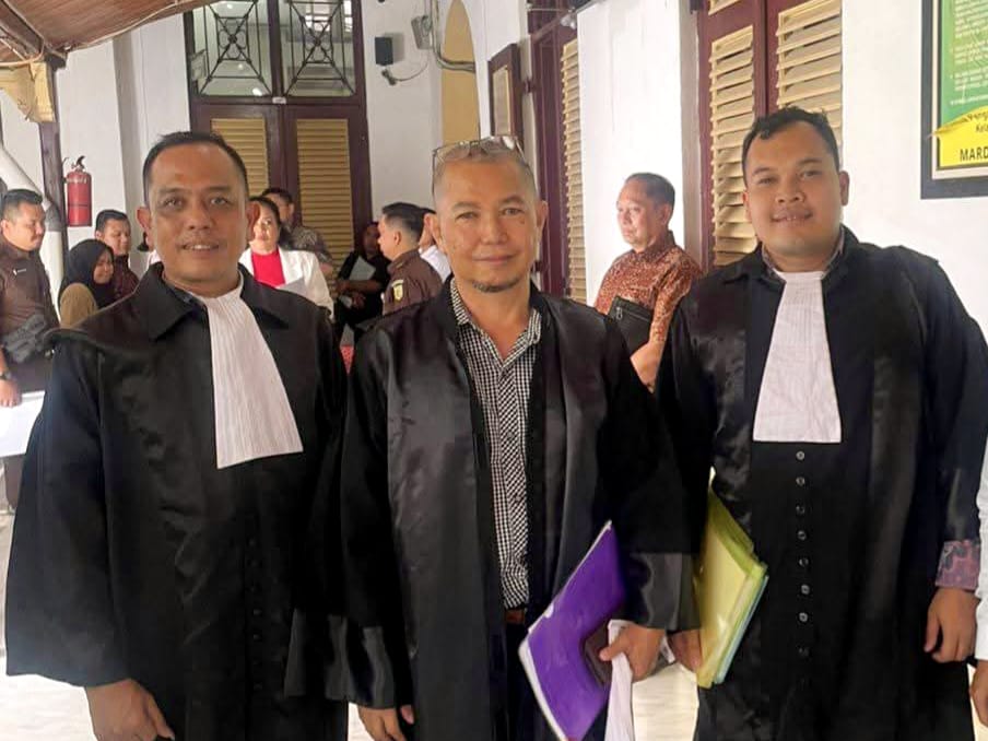  Dedi Susanto (tengah) dan rekan-rekan saat bersidang di PN Tipikor Medan. (Istimewa/Sumut Pos)