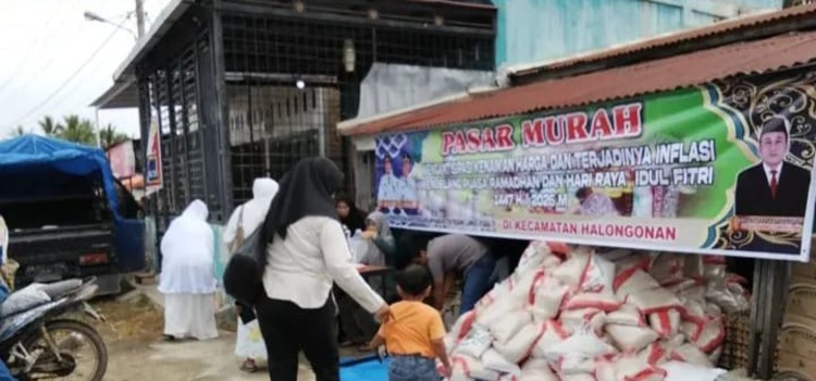 Disperindag Paluta menggelar operasi pasar murah untuk menekan kenaikan harga sembako.( MITRA/SUMUT POS)