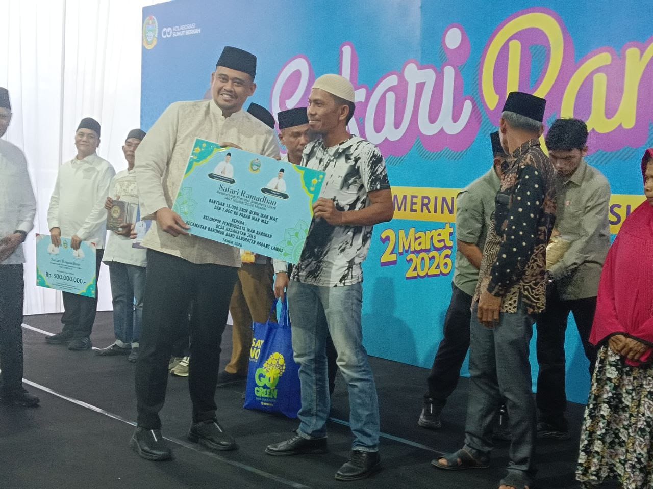 Gubsu Bobby Nasution memberikan bantuanuntuk renovasi dan pengembangan fasilitas Masjid Agung Al-Munawwaroh. (ISTIMEWA/SUMUT POS) 