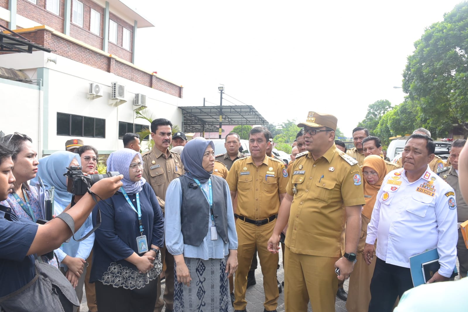 Bupati Deli Serdang, dr H Asri Ludin Tambunan berbincang dengan tenaga kesehatan di RS Patar Asih ketika melakukan sidak di rumah sakit tersebut. (BATARA/SUMUT POS)