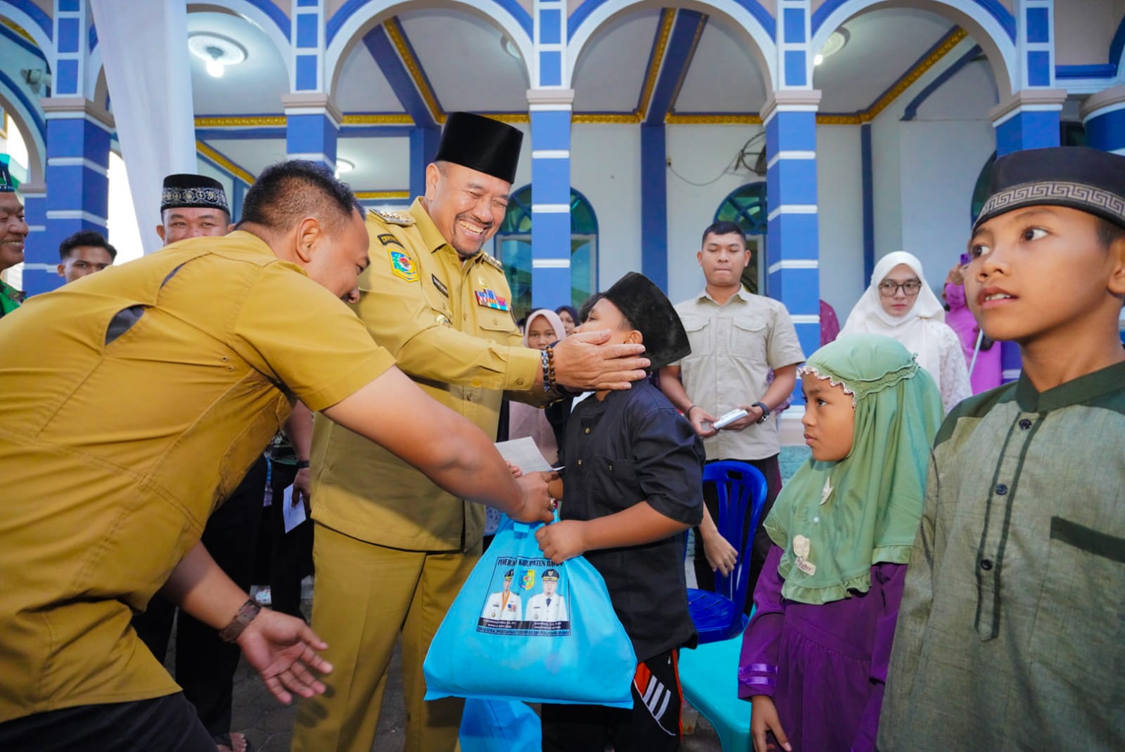 Bupati Batubara  H. Baharuddin Siagian, S.H., M.Si dan Wakil Syafrizal  saat safari  Ramadhan  di Masjid As - Shobirin. (DISKOMINFO BATUBARA/SUMUT POS)
