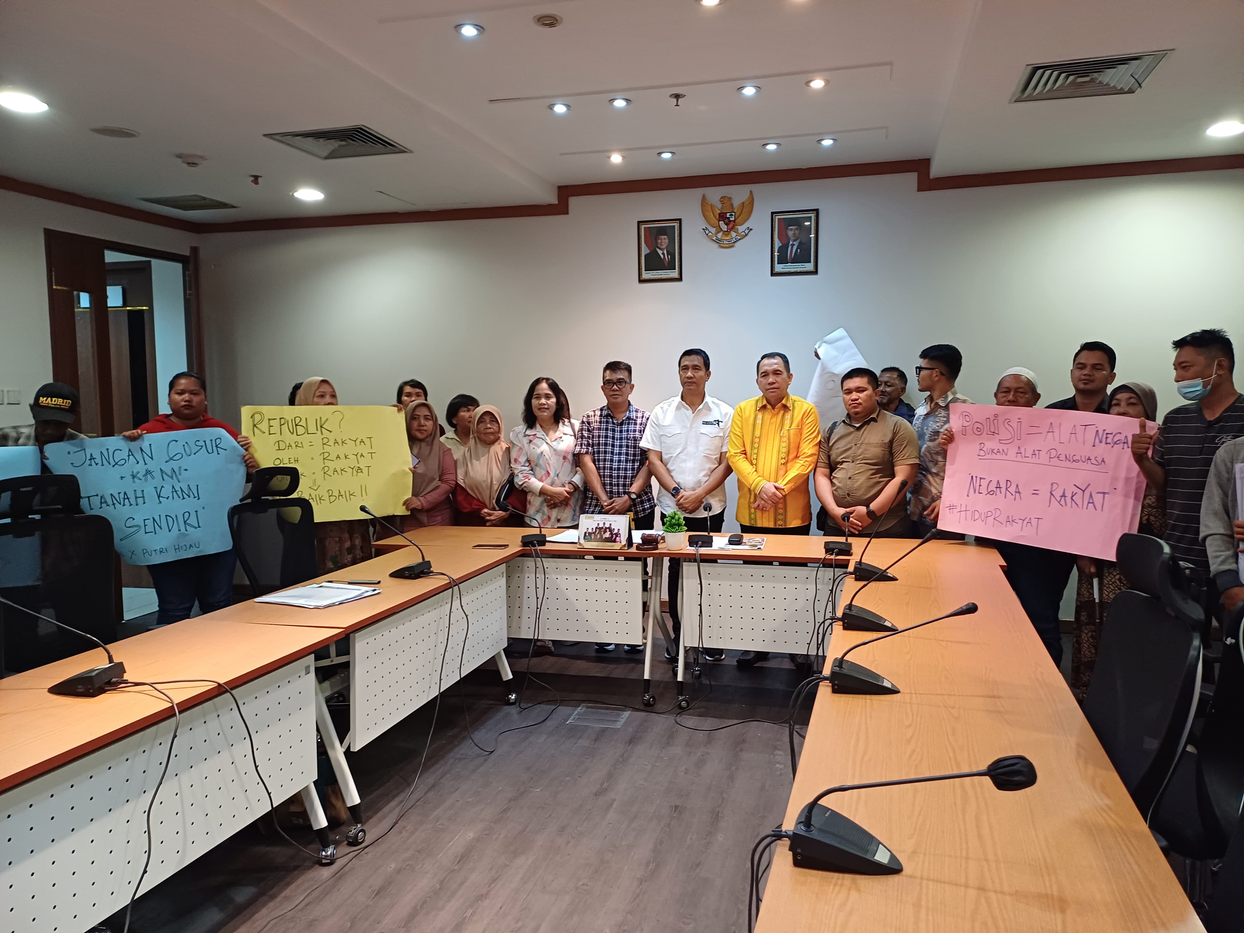 KEBAKARAN: Warga Korban Kebakaran Komplek Kobek, Kelurahan Kesawan, Medan Barat mengadu ke Komisi A DPRD Sumut. (Dok: Markus Pasaribu/Sumut Pos) 