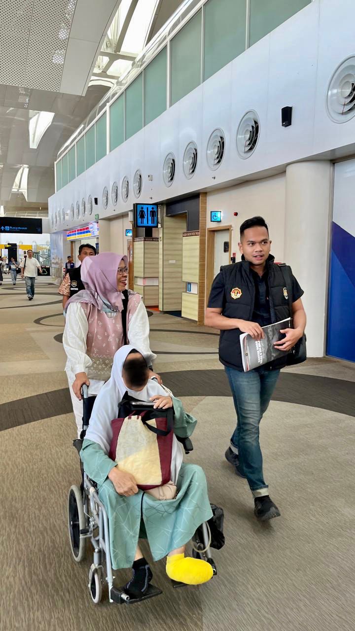 DAMPINGI: Petugas Imigrasi Belawan saat mendampingi WN Malaysia yang dideportasi melalui Bandara Kualanamu. (Dok: istimewa)