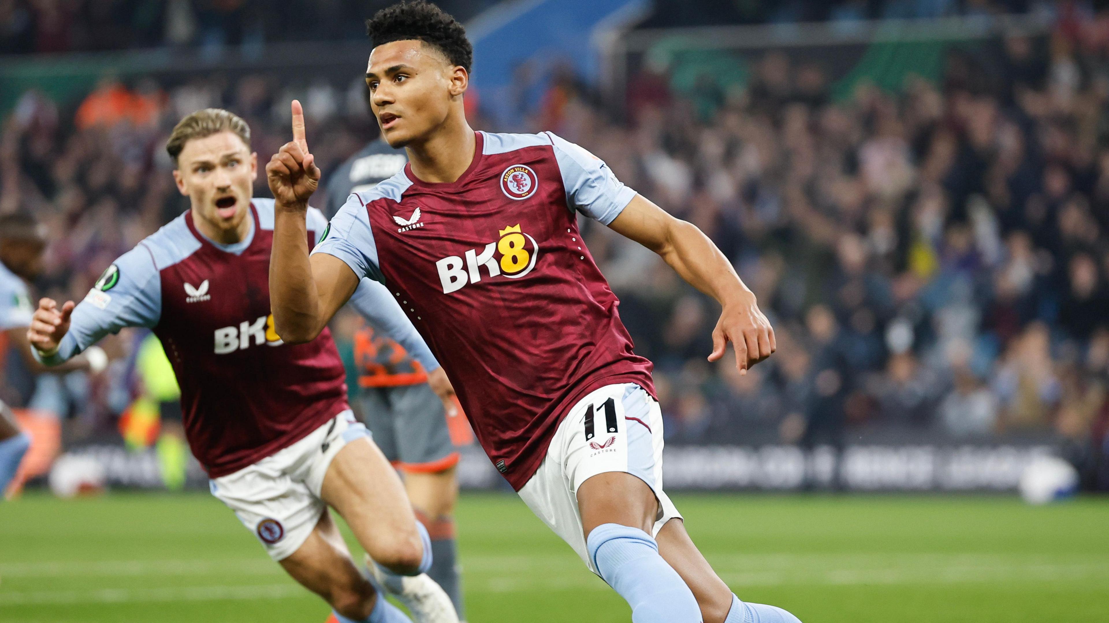 Striker Aston Villa Ollie Watkins (kanan) siap mengulang sukses mencetak gol ke gawang Chelsea di Villa Park, Kamis (5/3) dini hari WIB. (bbc.co)