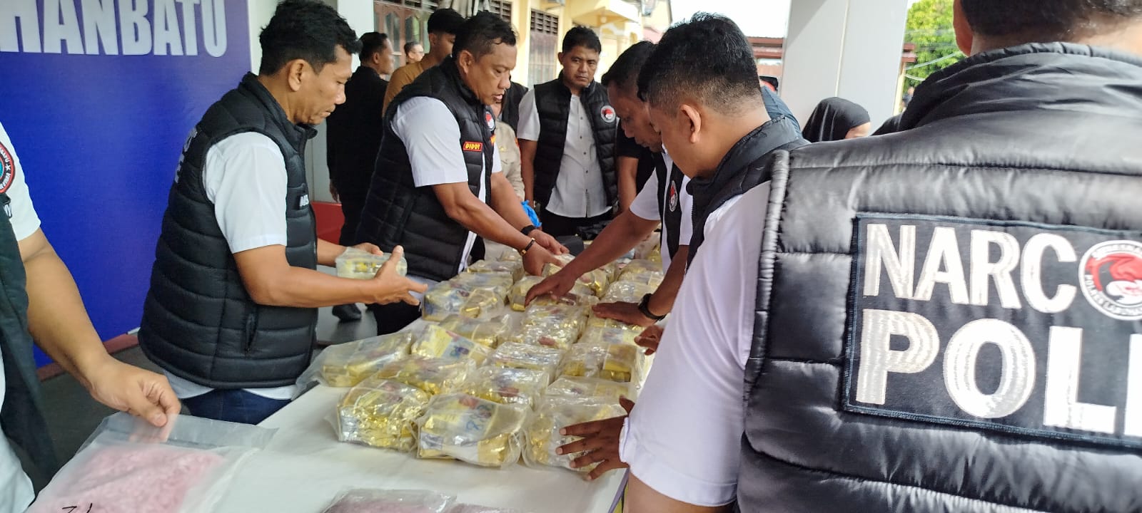 Jajaran Satres Narkoba Polres Labuhanbatu mengemas barang bukti 30 bungkus narkotila sabu dan 6 bungkus berisi 30 ribu butir pil ekstasi (fajar)