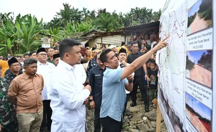 Gubernur Sumatera Utara Bobby Nasution mendengarkan penjelasan sejumah titik dalam pembangunan insfrastruktur di Paluta. (ISTIMEWA/SUMUT POS)