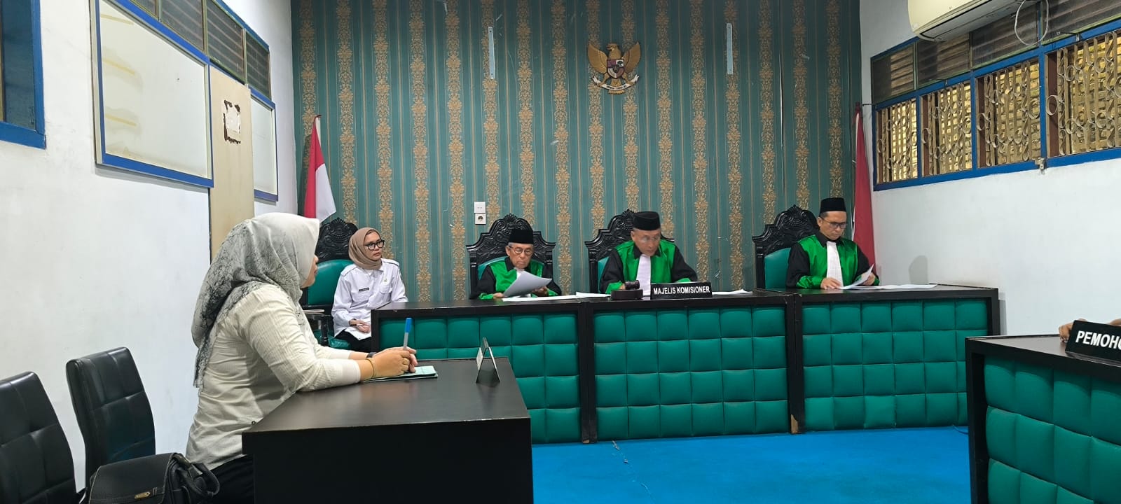 Termohon dari BPKPAD Binjai saat hadir pada sidang kedua sengketa informasi publik yang dipimpin Ketua Majelis, Eddy Syahputra. (Teddy Akbari/Sumut Pos)