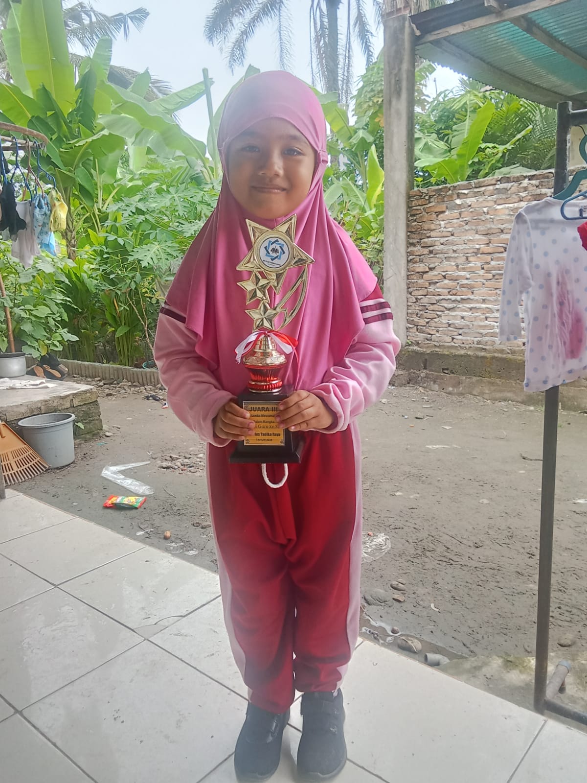 Almira Wenni Sari Harahap dari Tadika Raya School Aek Haruaya, meraih juara 3 di sekolahnya. (MITRA HARAHAP/SUMUT POS)