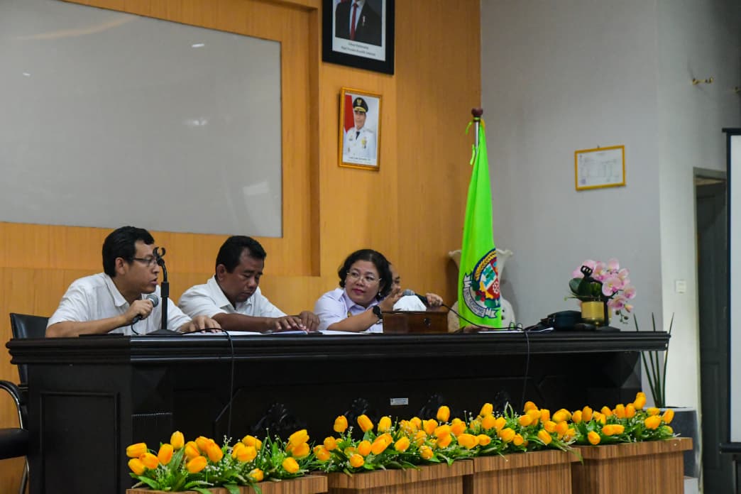 Kadis Kominfostan Deli Serdang, Sandra Dewi Situmorang SSTP MSi saat memimpin Rakor Lanjutan Penataan Kabel Utilitas Jaringan di Aula Kantor Dinas SDABMBK Deli Serdang. (BATARA/SUMUT POS)