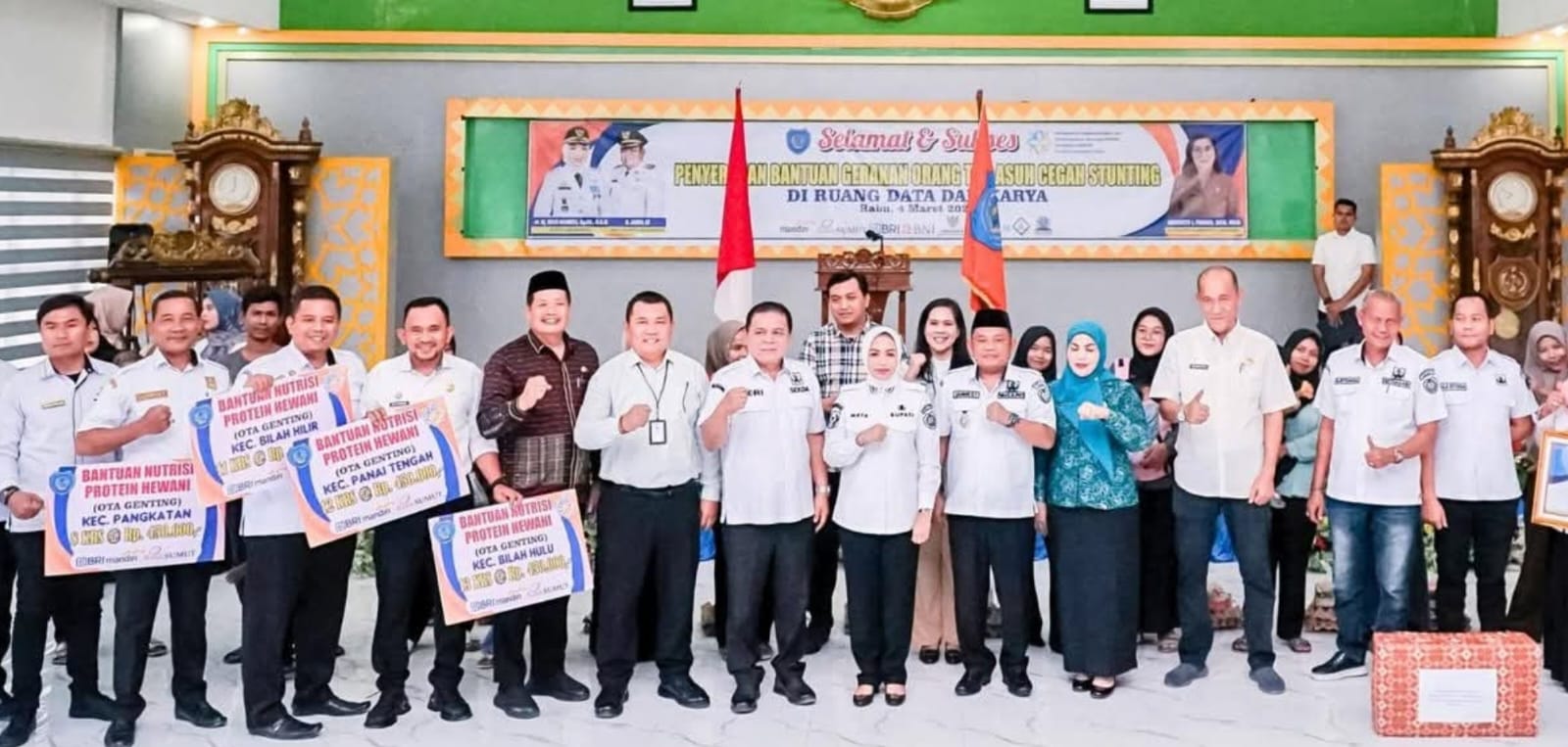 Penyerahan bantuan ke Orang Tua Asuh (OTA) dalam program GENTING (Fajar/ Sumut Pos)