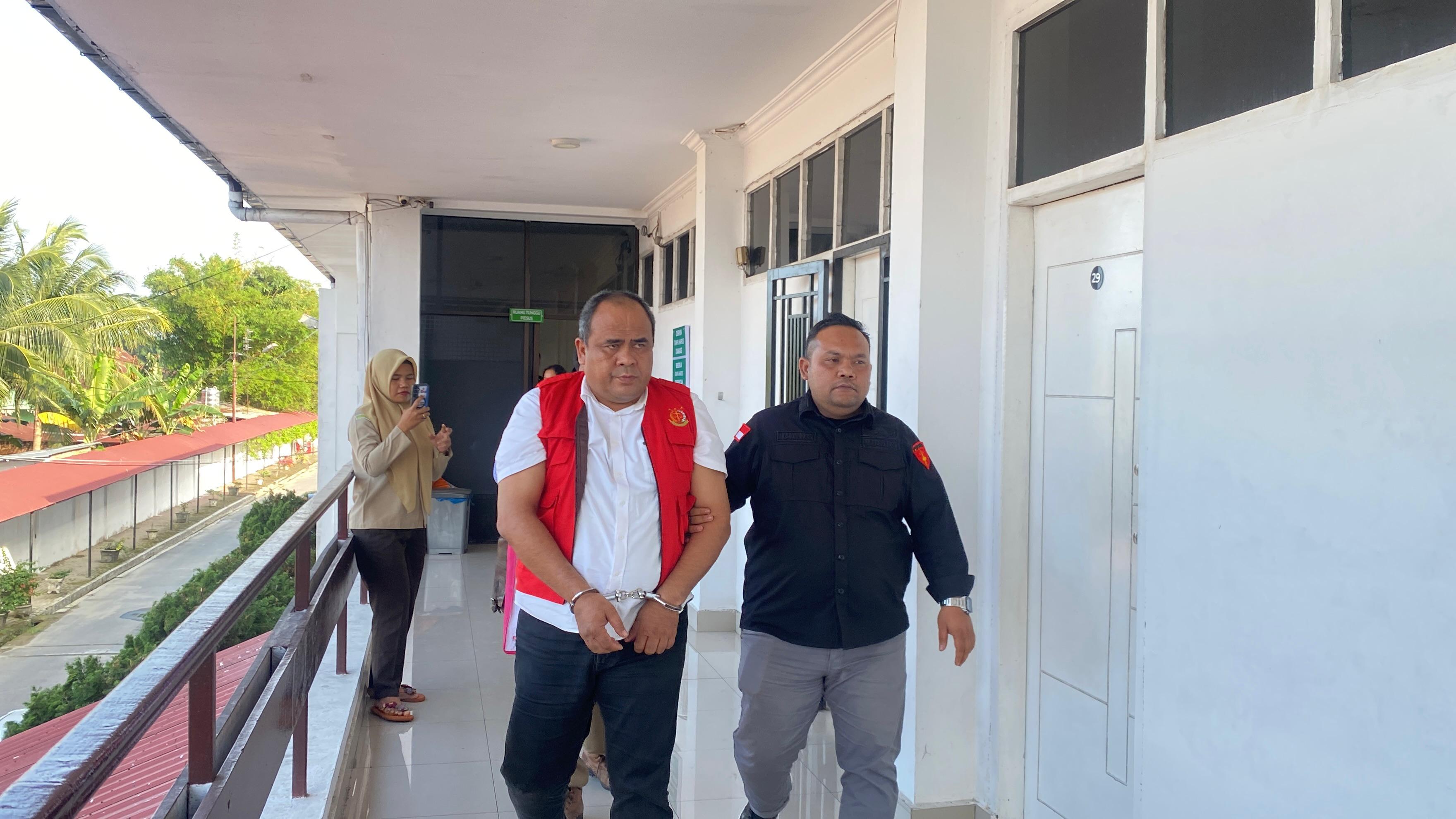  Mantan Kadis Ketapangtan Binjai saat digiring petugas untuk dibawa dan ditahan di lembaga pemasyarakatan. (Istimewa/Sumut Pos)
