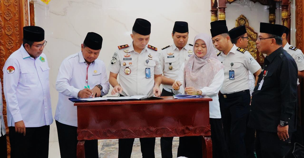 KERJA SAMA: Wakil Dekan I FSH UIN Sumatera Utara Dr. H. Sugeng Wanto, M.Ag (2 kiri) didampingi Prof. Dr. Muzakkir, M.Ag menandatangani nota kesepahaman (MoA) dengan Rutan Kelas I Medan. 