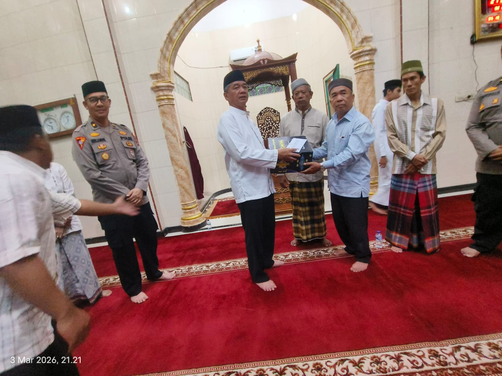 Sekretaris Daerah Kota Tebing Tinggi, Erwin Suheri Damanik, menyerahkan bingkisan tali asih kepada pengurus Masjid Al Salam dalam rangka Safari Ramadan 1447 H. (AZAN PURBA/SUMUT POS)