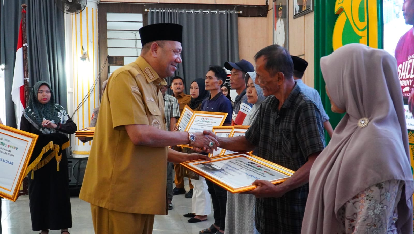  Bupati Langkat, Syah Afandin menyerahkan bantuan stimulan tahap II yang bersumber dari APBN kepada masyarakat korban banjir. (Diskominfo Langkat/Sumut Pos)