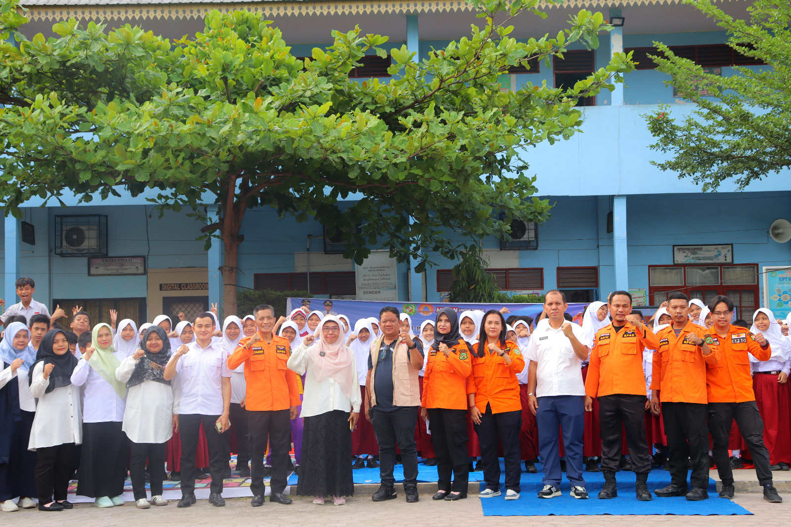 BERSAMA: Kabid Pencegahan dan Kesiapsiagaan BPBD Kota Medan Kiky Zulfikar SSos MSi didampingi instruktur, staff, dan guru bersama Halaman SDN 060924 Medan Amplas. (Dok: BPBD Medan)