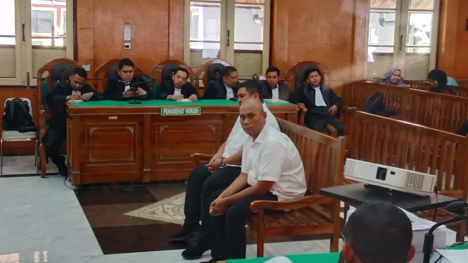KORUPSI: Topan Ginting dan Rasuli terdakwa kasus korupsi proyek jalan Sumut, menjalani sidang tuntutan di Pengadilan Tipikor Medan, Kamis (5/4/2026). (Dok: istimewa)